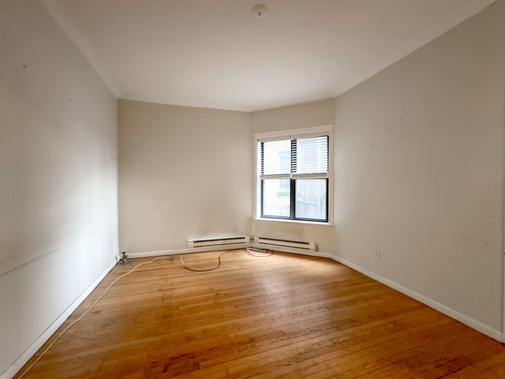 Building Photo - 917 W Waveland Ave