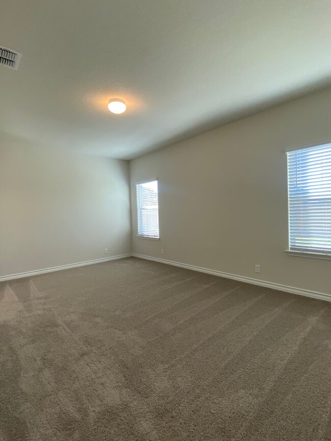 Building Photo - $300 OFF 1ST MONTH RENT IF YOU MOVE IN WIT...