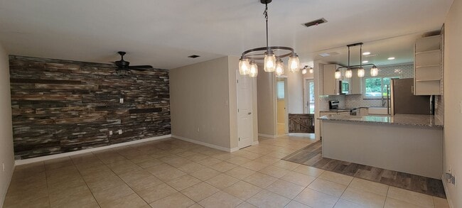 Building Photo - Charming 3/3 Condo