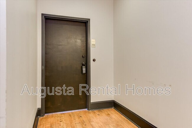 Building Photo - 936 Broad St