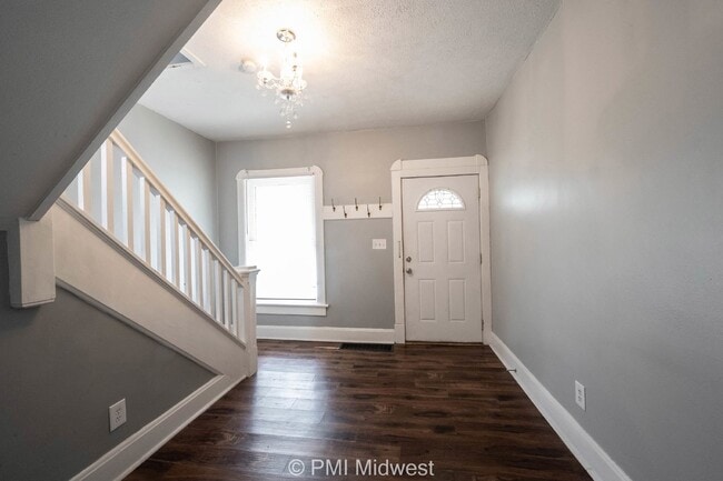 Building Photo - Charming 2 Bed Duplex in Indianapolis with Spacious Layout and Prime Location!