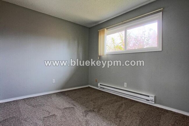Building Photo - 3 Bed, 1 Bath Duplex With Fenced Yard in Gresham Near Gresham High School