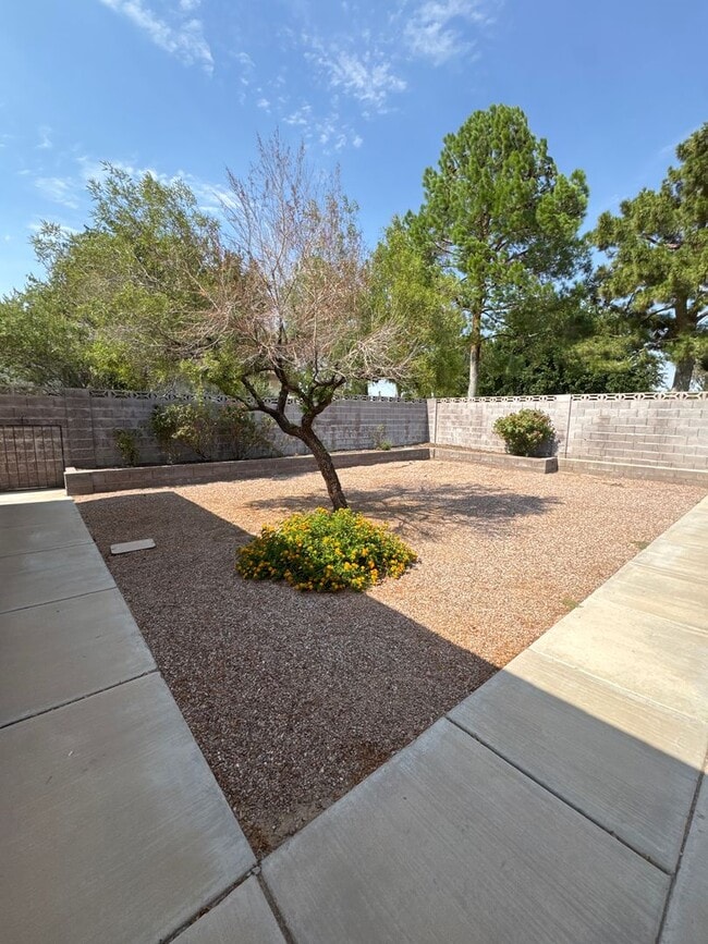 Building Photo - 4 bed, 2 bath, 2 car garage . Boulder City RV parking