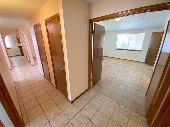 Building Photo - Northeast El Paso 3bed/2bath with Mountain...
