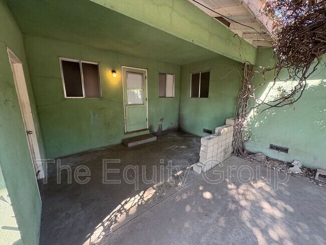 Building Photo - 542 S Redwood St