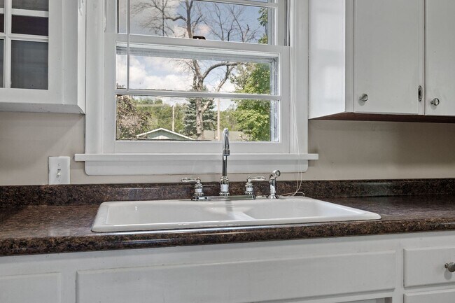 Building Photo - Single Family Home On Convenient, Quiet St...