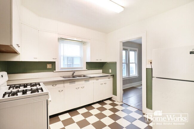 Building Photo - 1122 W 7th St