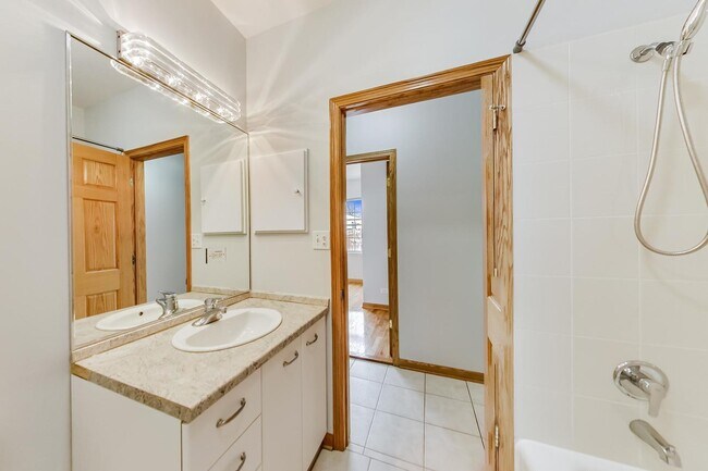 Building Photo - 2032 W Division St