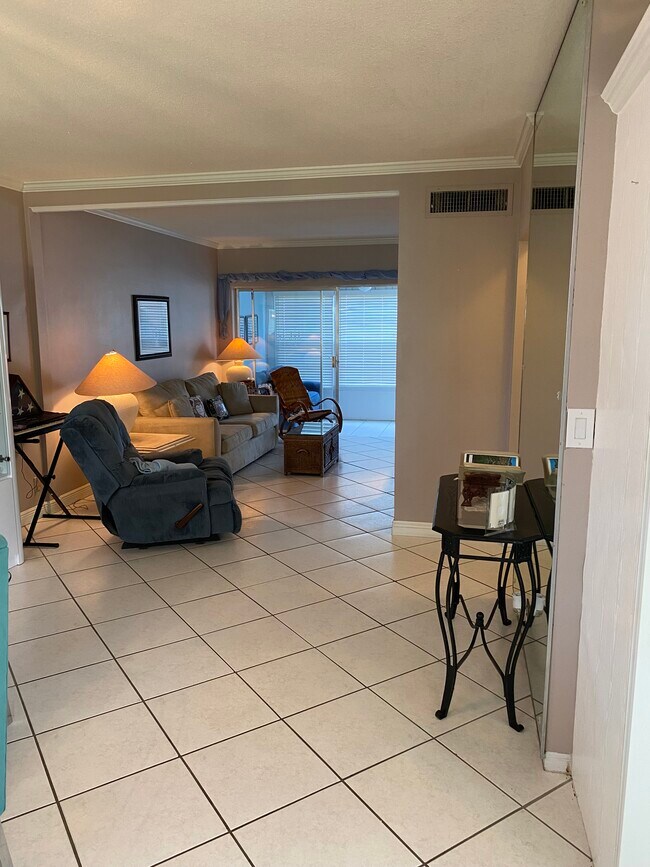 Building Photo - 2121 NE 42nd Ct