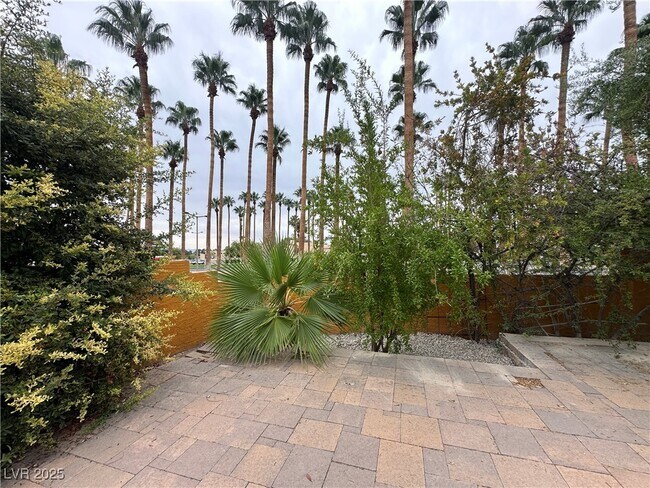 Building Photo - 2424 Shady Vista Dr