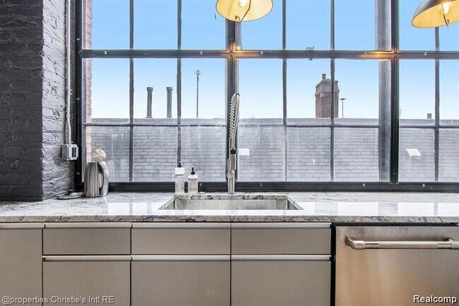 Building Photo - 1535 Sixth St