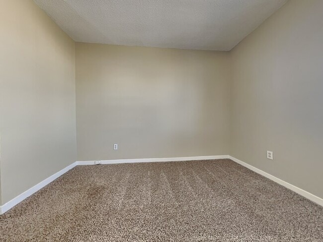 Building Photo - 481 Iota Ave S