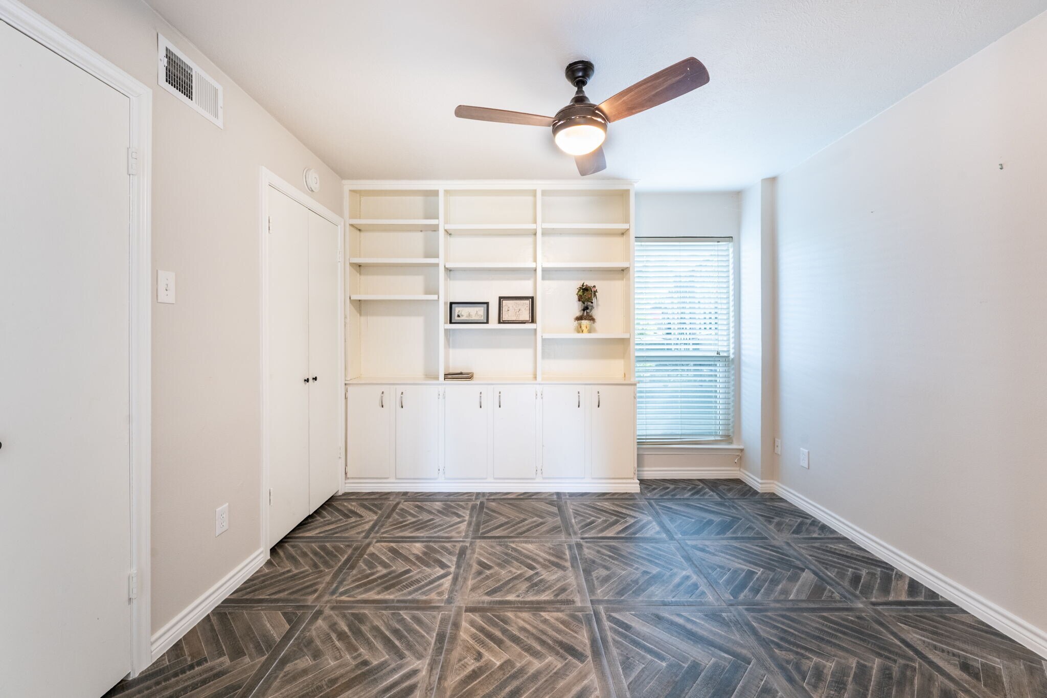 Building Photo - 300 Rush Creek Dr