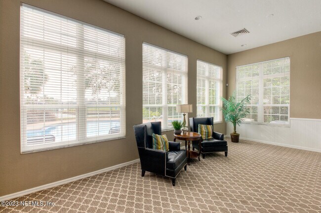 Building Photo - 13703 Richmond Park Dr N