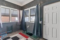 Building Photo - Available NOW! Beautiful/Unique 2 bed 1 ba...