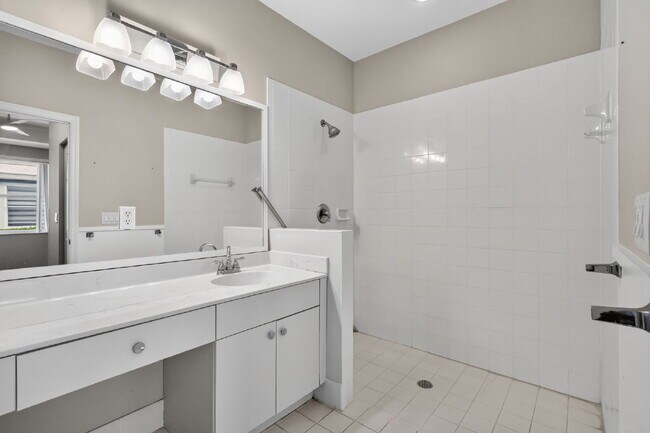 Building Photo - "Charming 2 Bed plus Den, 2-Bath Townhouse with 1500 Sq Ft of Comfort in Greenacres!"