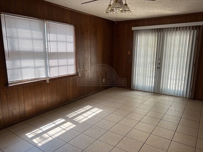 Building Photo - 2404 Carnation Dr