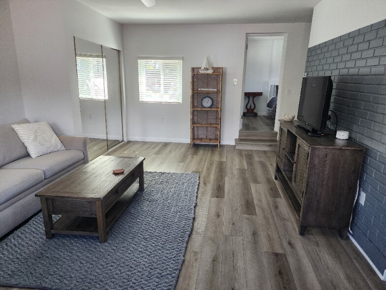 Building Photo - 1112 N Ontare Rd