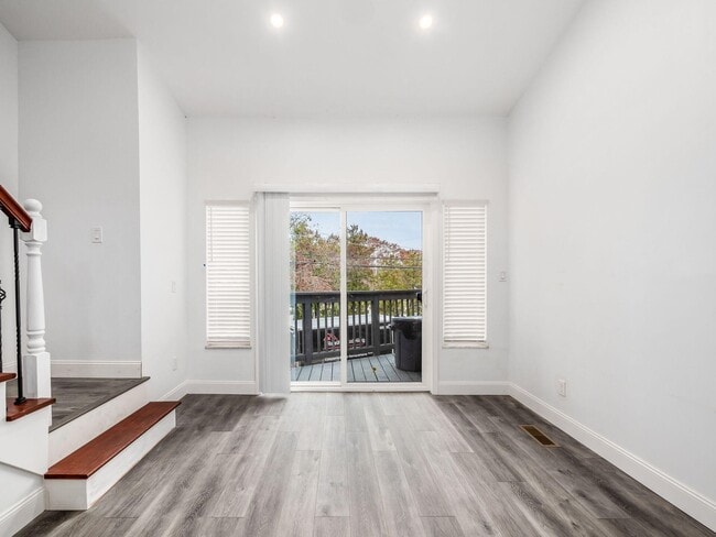 Building Photo - 3531 Sunset Dr