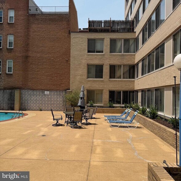 Building Photo - 922 24th St NW