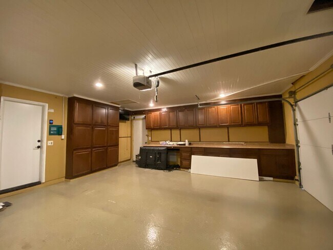 Building Photo - Spacious 4 Bedroom 2 Bath in Desirable Oceanside!