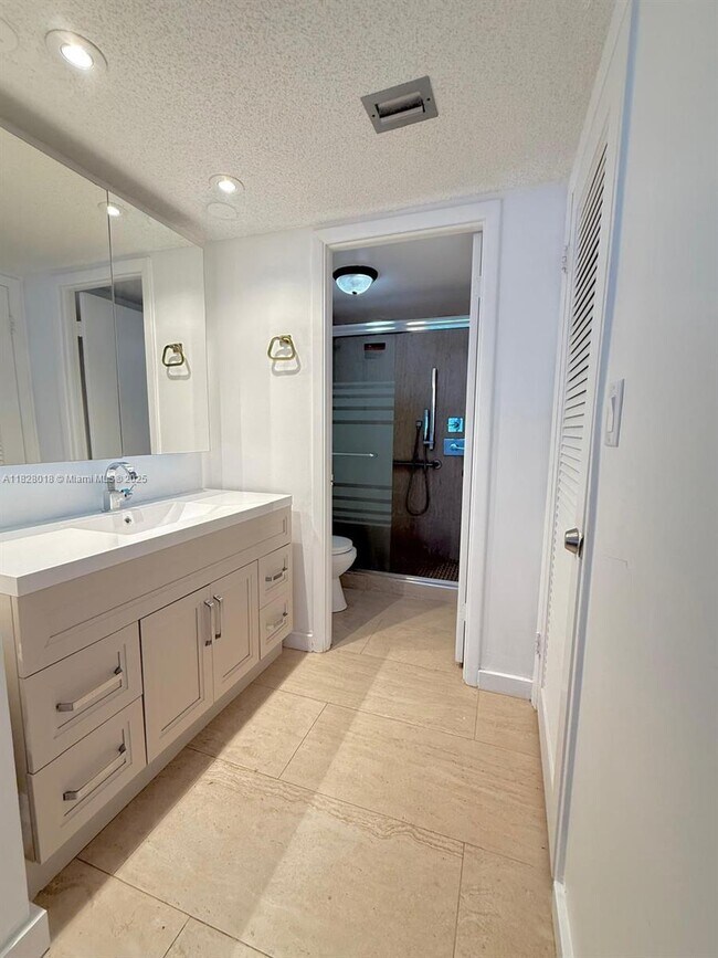 Building Photo - 6039 Collins Ave