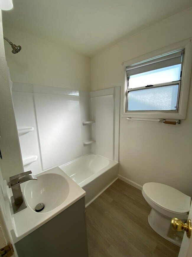 Building Photo - Rent Reduction!! 1bed/1bath Duplex within walking distance of Downtown Fairfield