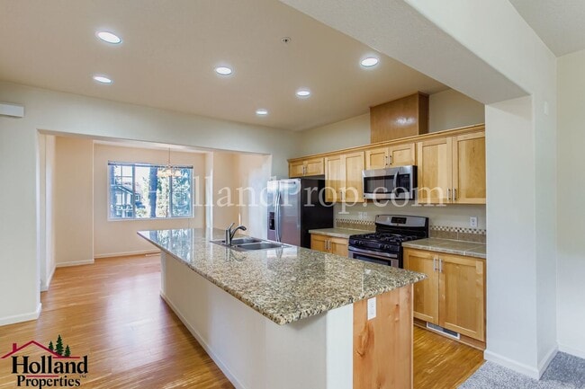 Building Photo - Lovely 3-Level Townhouse in great Hillsbor...