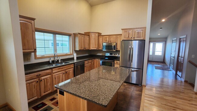 Building Photo - 1329 Pinecrest Ln