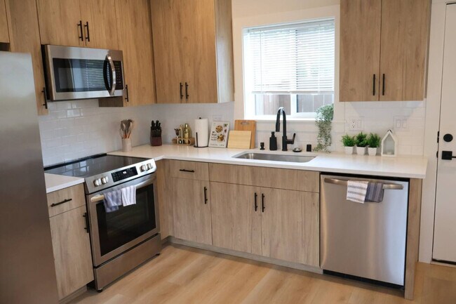 Building Photo - 204 E 35th St