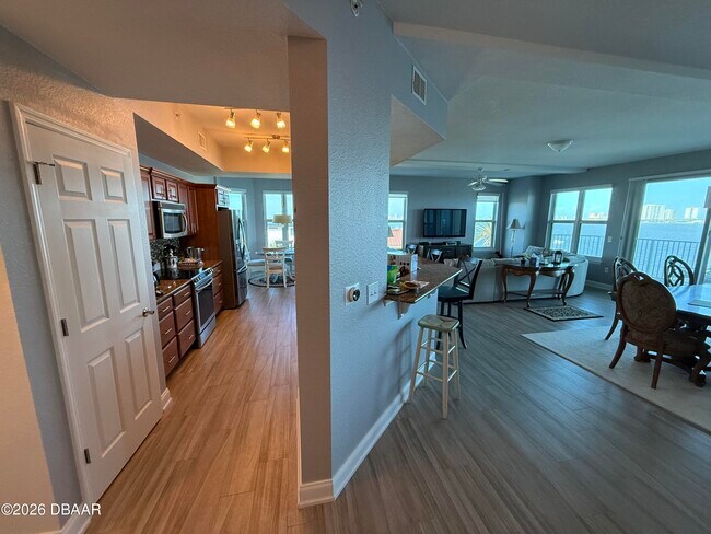 Building Photo - 2801 S Ridgewood Ave