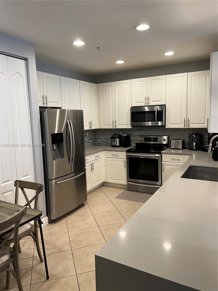Building Photo - 808 SW 147th Ave