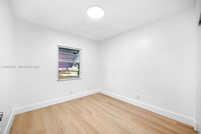 Building Photo - 304 SW 77th Ave