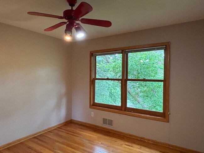 Building Photo - Spacious 4 BR/4 BA Single-Family Home in a...