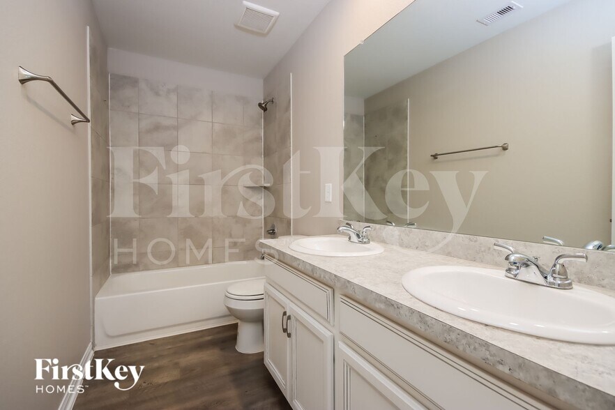 Building Photo - 6193 White Oak Leaf Lp