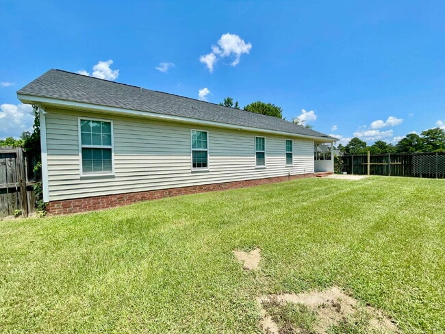 Building Photo - Charming 3-Bedroom Haven With 2 Full Baths...