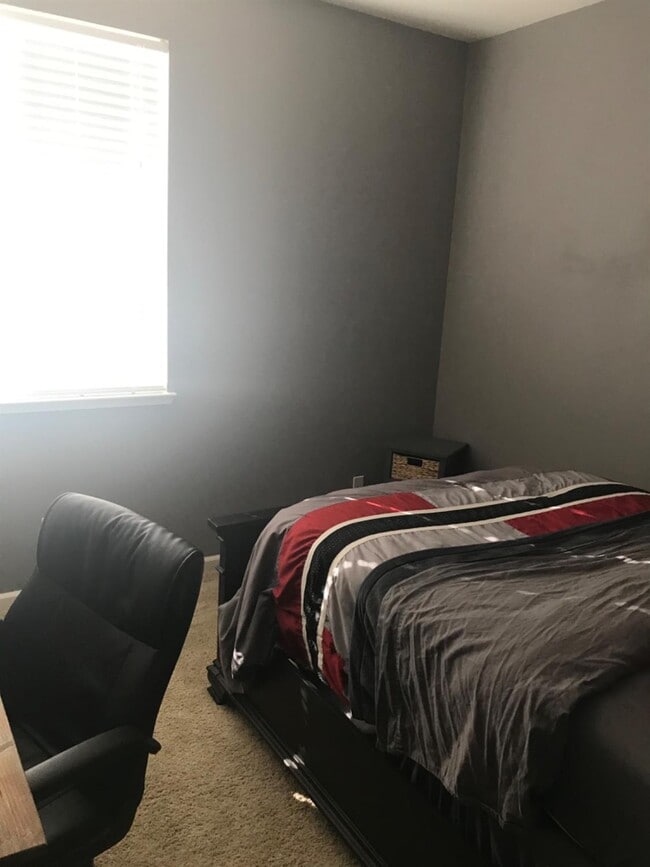 Building Photo - 2313 N Silvervale St