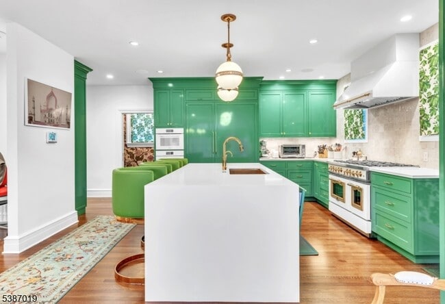 Building Photo - 655 Lake St