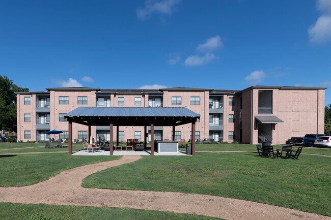 Building Photo - Amber Oaks