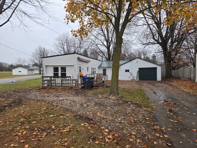 Building Photo - 112 N Maple St