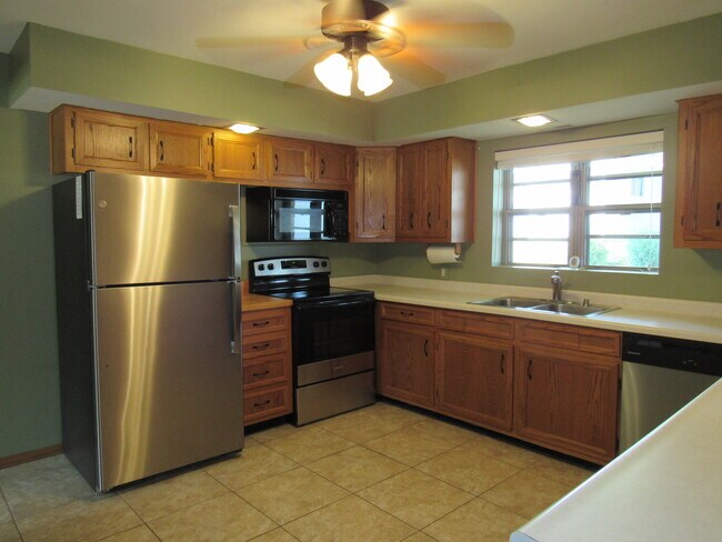 Building Photo - 1012 16th 1/2 St