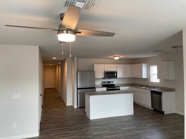 Building Photo - Georgeous 4bdrm/2bath Casa Grande Home for...