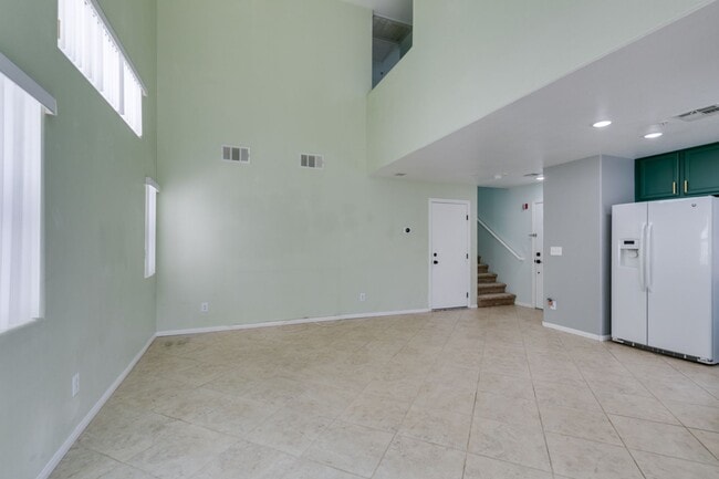 Building Photo - GORGEOUS OPEN FLOORPLAN*GATED COMMUNITY*CO...