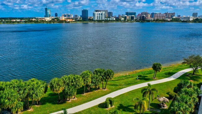 Building Photo - ONE BEDROOM ONE BATHROOM !! WATERFRONT COM...