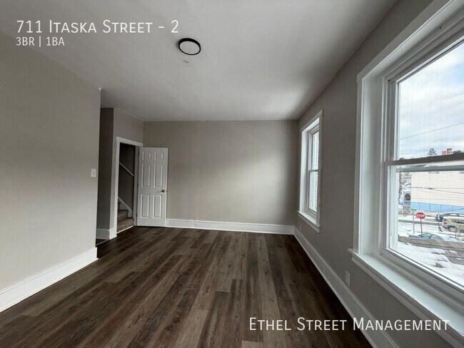 Building Photo - 711 Itaska St