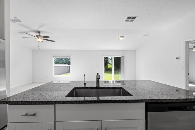 Building Photo - Like New 3/2 in Wimauma