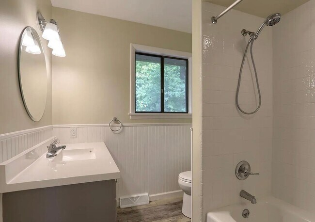 Building Photo - Secluded 3 Bedroom 4 Bath Home