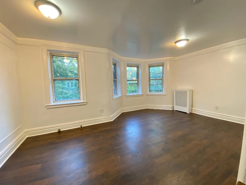 Building Photo - 362 E 198th St