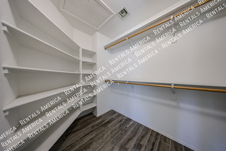 Building Photo - 1140 N Cambridge St