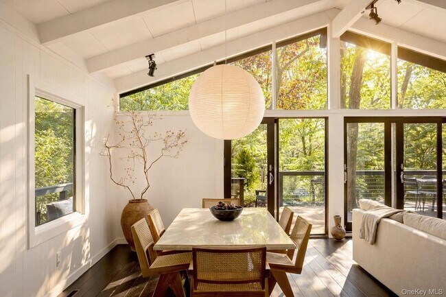 Building Photo - 15 Lake View Ct